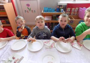 Marcel, Kuba, Arthur i Eryk zajadają się pysznymi pączkami.